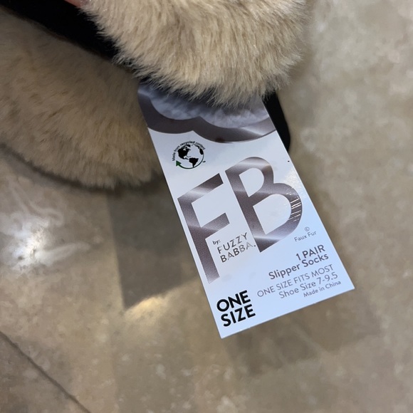 🐻 Fuzzy Bubba Slipper Socks New One Size Color Beige - Picture 4 of 5